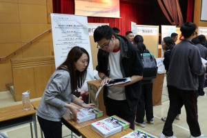 A S.6 student is seeking more information from the staff of PolyU HKCC.