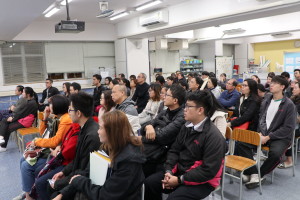 Participants who are interested in overseas study fill the classroom.