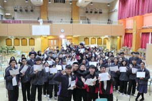 S.6 students found the activity insightful and a group photo was taken after the event.